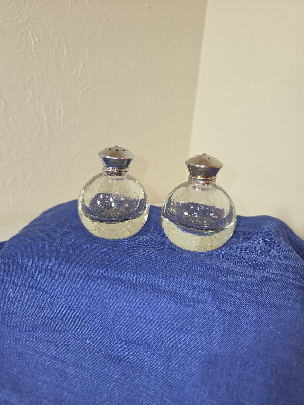 Irice NY Crackle Glass Round Salt and Pepper Shaker Set with Silver Caps
